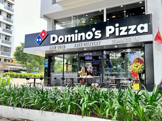 Domino pizza nổi tiếng (Ảnh: ST) Mặt tiền cửa hàng Domino's Pizza địa điểm ăn uống gần lâu đài Long Island