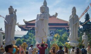 Tượng Phật và kiến trúc cổ kính tại Chùa Châu Đốc 3