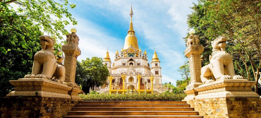 Toàn cảnh Chùa Bửu Long Sài Gòn với bảo tháp Gotama Cetiya nổi bật giữa bầu trời xanh và cây cối mát lành