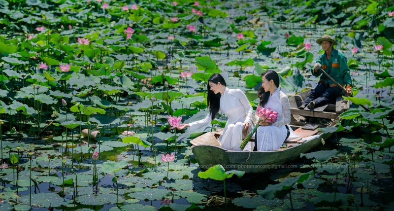 Hai cô gái chụp ảnh trên thuyền giữa đầm sen Tam Đa Quận 9