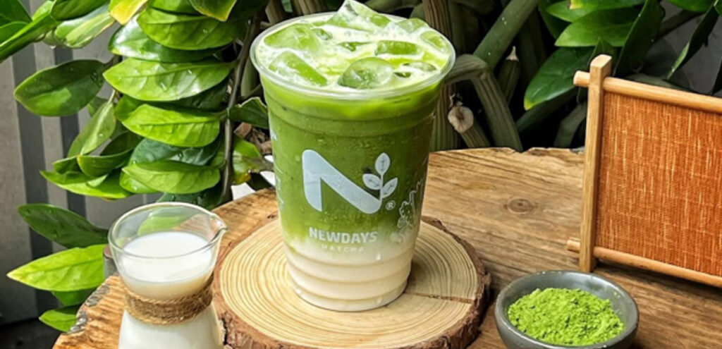 Thưởng thức cốc matcha Nhật ngon tuyệt tại Newdays (Ảnh: ST) Cốc matcha đá xay Newdays Japanese Matcha Cafe gần lâu đài Long Island