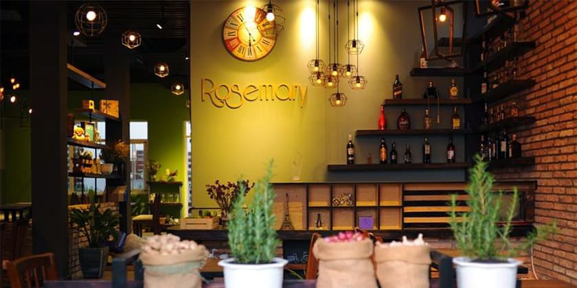 Rosemory Steak & Cafe tại lâu đài long island Sài Gòn (Ảnh: ST) Không gian quán Rosemary Steak & Cafe ấm cúng gần lâu đài Long Island