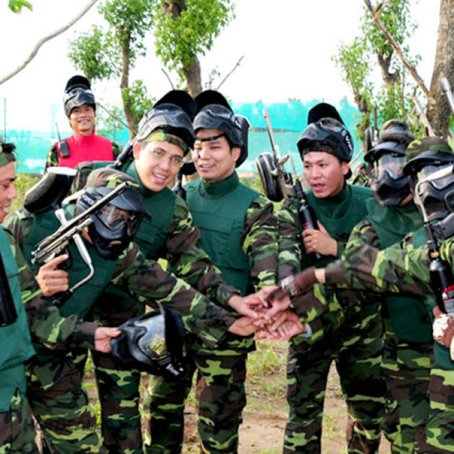 Bắn súng sơn Trận địa bắn súng sơn tại khu du lịch The BCR