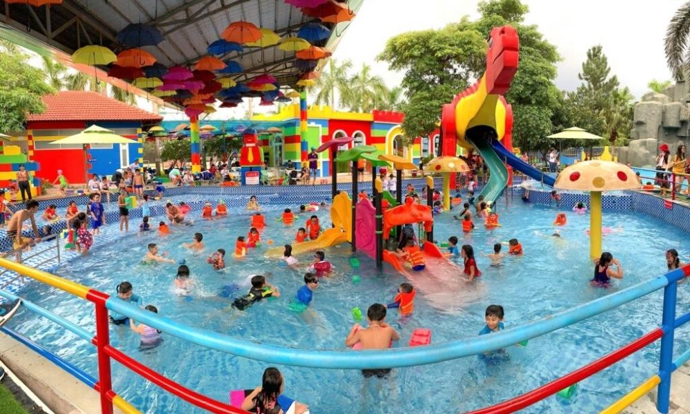 Hệ thống hồ bơi tại khu du lịch The BCR Hồ bơi đập tràn và khu vui chơi nước cho trẻ em tại khu du lịch The BCR