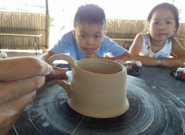 Học làm gốm tại The BCR Farm Nhóm bạn trẻ tham gia hoạt động trải nghiệm làm gốm tại khu du lịch The BCR
