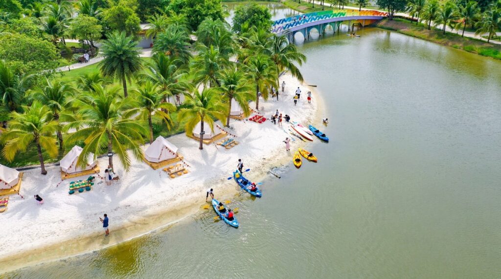 Bãi cát trắng và hồ nước nhân tạo tại công viên Vinhomes Grand Park Quận 9