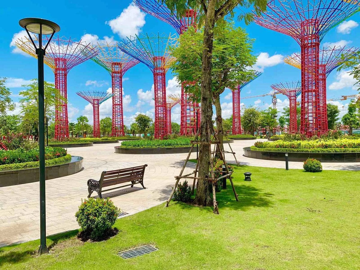 Các cây ánh sáng khổng lồ tại công viên Vinhomes Grand Park Quận 9