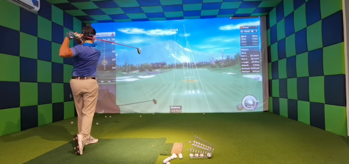 Sân tập golf trong nhà với màn hình 3D chân thực