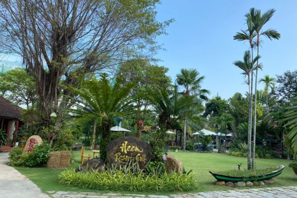 Một góc khuôn viên xanh mát tại HAAN Resort & Golf