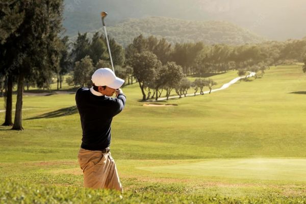 Các động tác Golf cải thiện sức khỏe xương khớp, tim mạch hiệu quả
