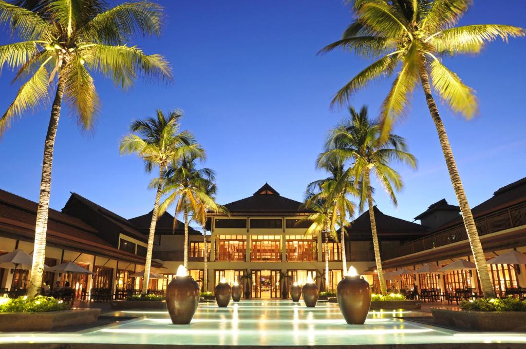 +4                    Furama Resort Đà Nẵng tọa lạc tại số 103-105 đường Võ Nguyên Giáp, quận Ngũ Hành Sơn. Đây là khu nghỉ dưỡng 5 sao mang phong cách kiến trúc Indochine kết hợp văn hóa Pháp và Champa