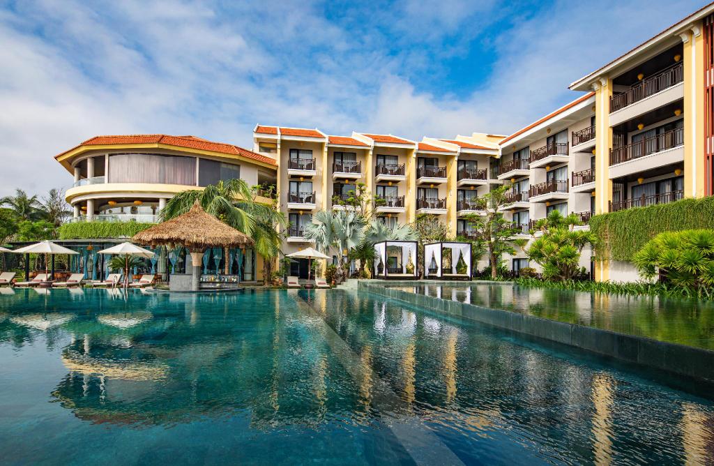 Mulberry Collection Silk Marina (nay thường được biết đến là Bel Marina Hoi An Resort) là một khu nghỉ dưỡng 5 sao nằm bên bờ sông Thu Bồn thơ mộng, cung cấp không gian sang trọng, 101 phòng nghỉ kết hợp phong cách hiện đại và cổ điển, cùng hệ thống hồ bơi ngoài trời