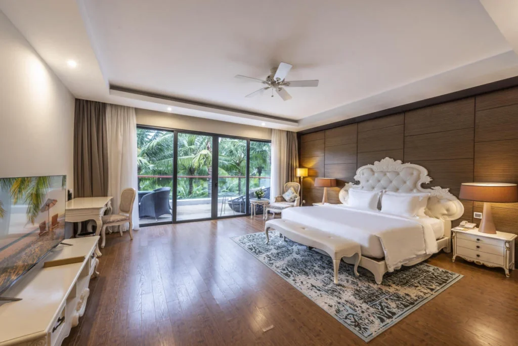 Vinpearl Resort & Spa Nha Trang Bay là khu nghỉ dưỡng 5 sao sang trọng trên đảo Hòn Tre, nổi bật với hình cánh cung hướng ra vịnh biển, 6 hồ bơi lớn và hệ thống chòi spa trên mặt nước