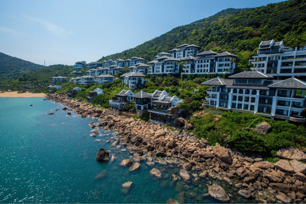 InterContinental Danang Sun Peninsula Resort là khu nghỉ dưỡng 5 sao sang trọng tại Bãi Bắc, Bán đảo Sơn Trà, Đà Nẵng, cách Sân bay Quốc tế Đà Nẵng khoảng 21 km (20.92 dặm). Nơi đây nổi tiếng với kiến trúc độc đáo của kiến trúc sư Bill Bensley, chia làm 4 tầng (Heaven, Sky, Earth, Sea) và nhà hàng La Maison 1888 đạt sao Michelin.