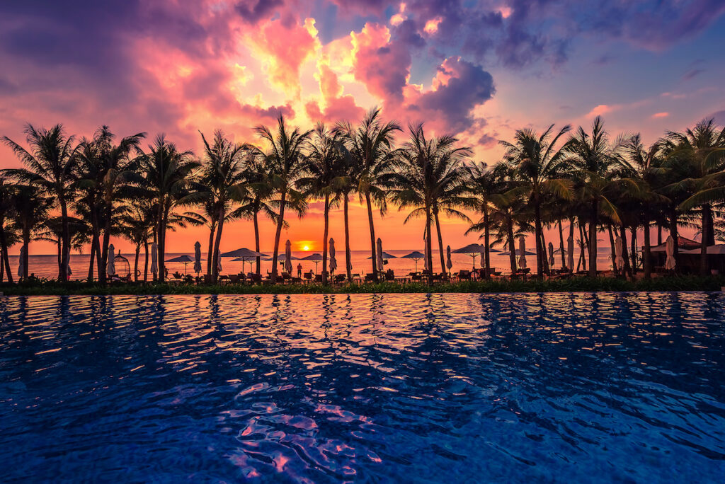 Nằm ẩn mình bên bờ biển đẹp và thanh bình thuộc thị trấn Dương Đông, Salinda Resort Phú Quốc là khu nghỉ dưỡng boutique sang trọng