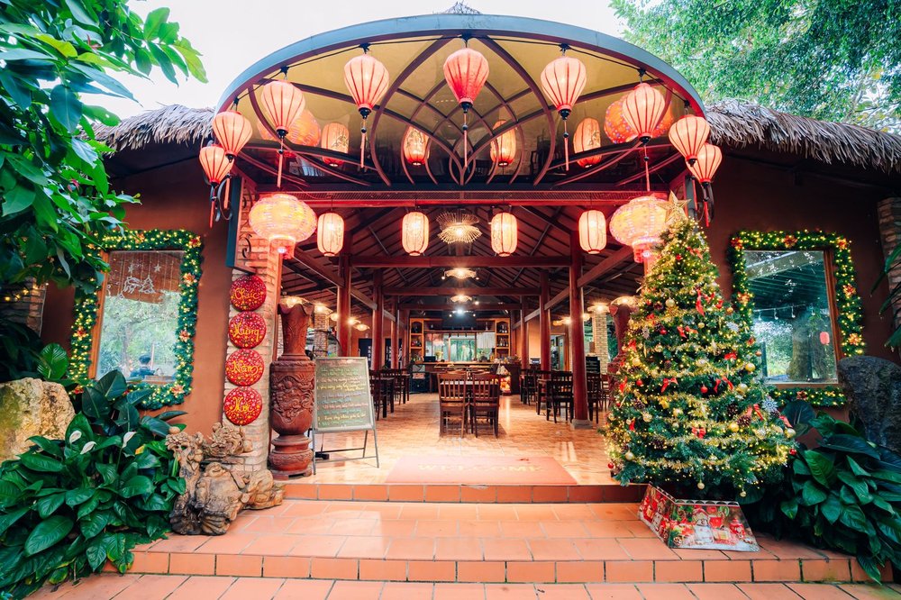 Cổng vào nhà hàng Haan Boutique Resort trang trí đèn lồng và cây thông Noel rực rỡ.