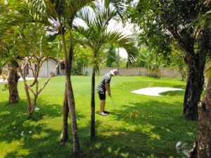 Khách hàng trải nghiệm tập đánh golf tại sân tập cỏ tự nhiên ngoài trời của Haan Resort & Golf
