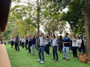 Khách hàng tham gia hoạt động teambuilding và giao lưu tập thể tại sân vườn Haan Boutique Resort