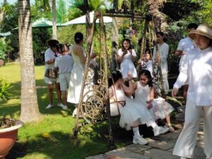 Gia đình mặc dresscode trắng thư giãn tại khu vui chơi ngoài trời của Haan Boutique Resort