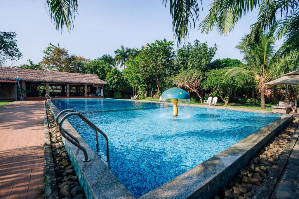 Hồ bơi ngoài trời có nấm phun nước cho trẻ em vui chơi tại Haan Boutique Resort.