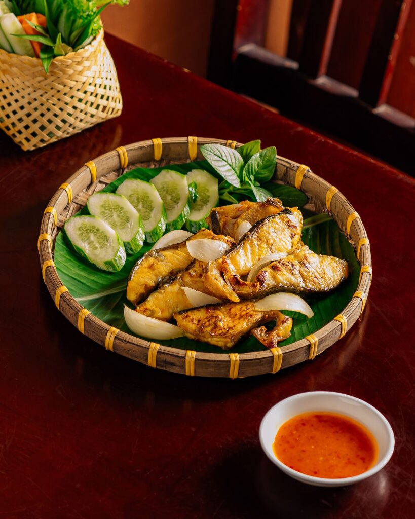 Món ăn được trình bày đẹp mắt Cá nướng thơm lừng bày trên mẹt tre truyền thống tại nhà hàng HAAN Boutique Resort