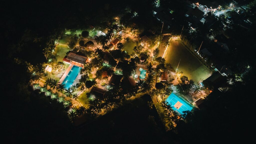 Toàn cảnh HAAN Boutique Resort lung linh huyền ảo dưới ánh đèn đêm từ góc nhìn flycam