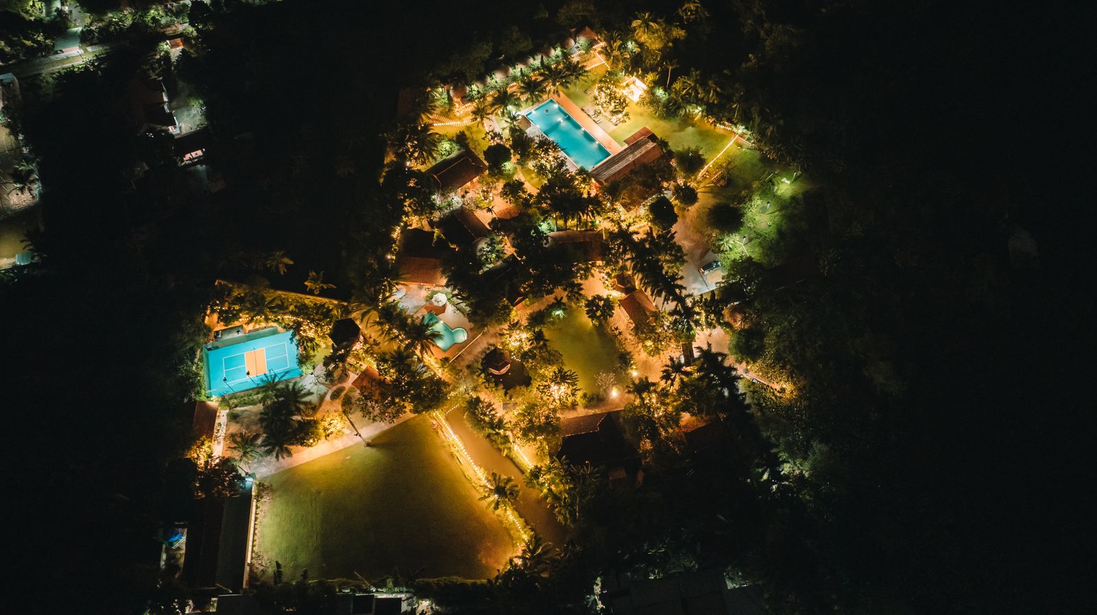 Nét đẹp mộc mạc tại HAAN Resort Hệ thống đèn led hồ bơi rực rỡ về đêm tại HAAN Boutique Resort chụp từ flycam