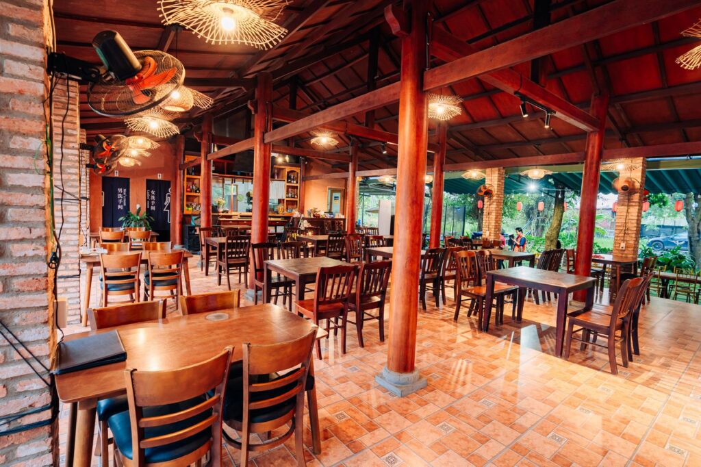 Khu vực bàn ăn sang trọng phù hợp tổ chức tiệc gia đình và công ty tại resort Thủ Đức.