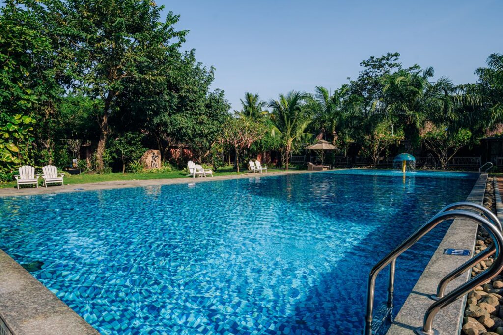 Hồ bơi là nơi yêu thích của mọi thành viên Hồ bơi rộng lớn với làn nước trong xanh tại khu nghỉ dưỡng Haan Boutique TP.HCM.