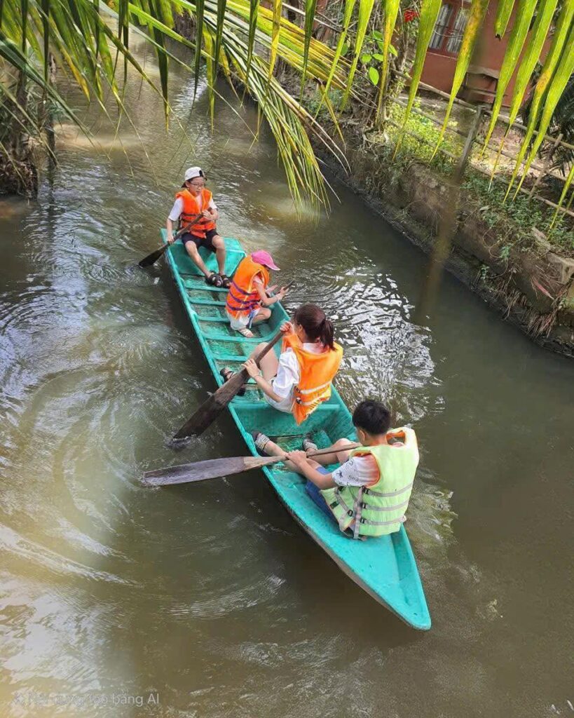 Gia đình trải nghiệm hoạt động chèo xuồng ba lá truyền thống len lỏi qua rạch nước xanh mát tại Haan Boutique Resort Thủ Đức.