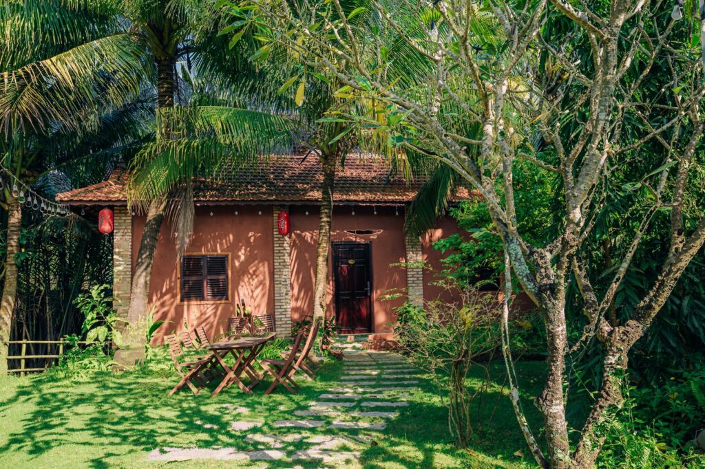 Căn bungalow nghỉ dưỡng phong cách mộc mạc giữa vườn cây xanh tại Haan Boutique Resort.