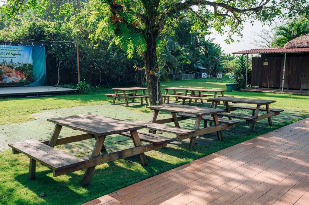 Một góc khuôn viên tại Haan Boutique Resort Dãy bàn ghế gỗ ngoài trời thích hợp cho hội họp nhóm tại Haan Boutique Resort.