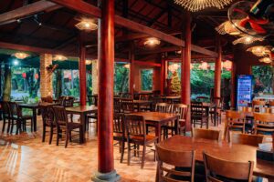 Không gian nhà hàng gỗ ấm cúng và sang trọng tại Haan Boutique Resort Thủ Đức.