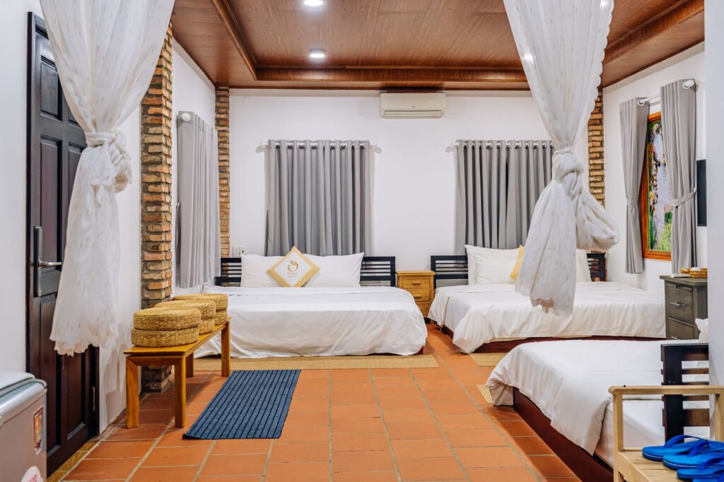 Không gian phòng nghỉ gia đình rộng rãi tại Haan Boutique Resort Thủ Đức với thiết kế ấm cúng.