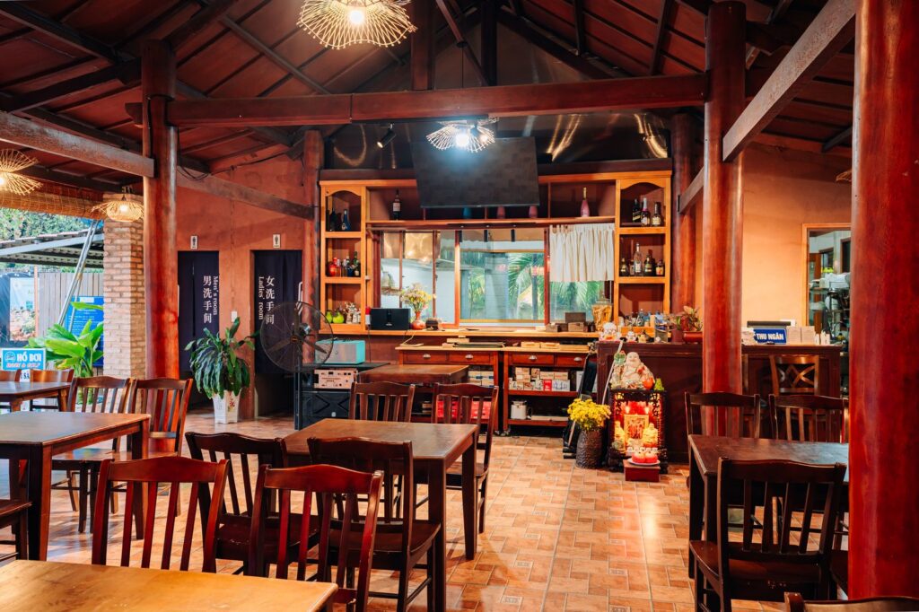 Khu vực quầy bar và phục vụ chuyên nghiệp tại Haan Boutique Resort Thủ Đức