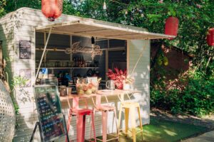 Quầy bar phục vụ nước ép và cafe ngoài trời với phong cách vintage tại Haan.
