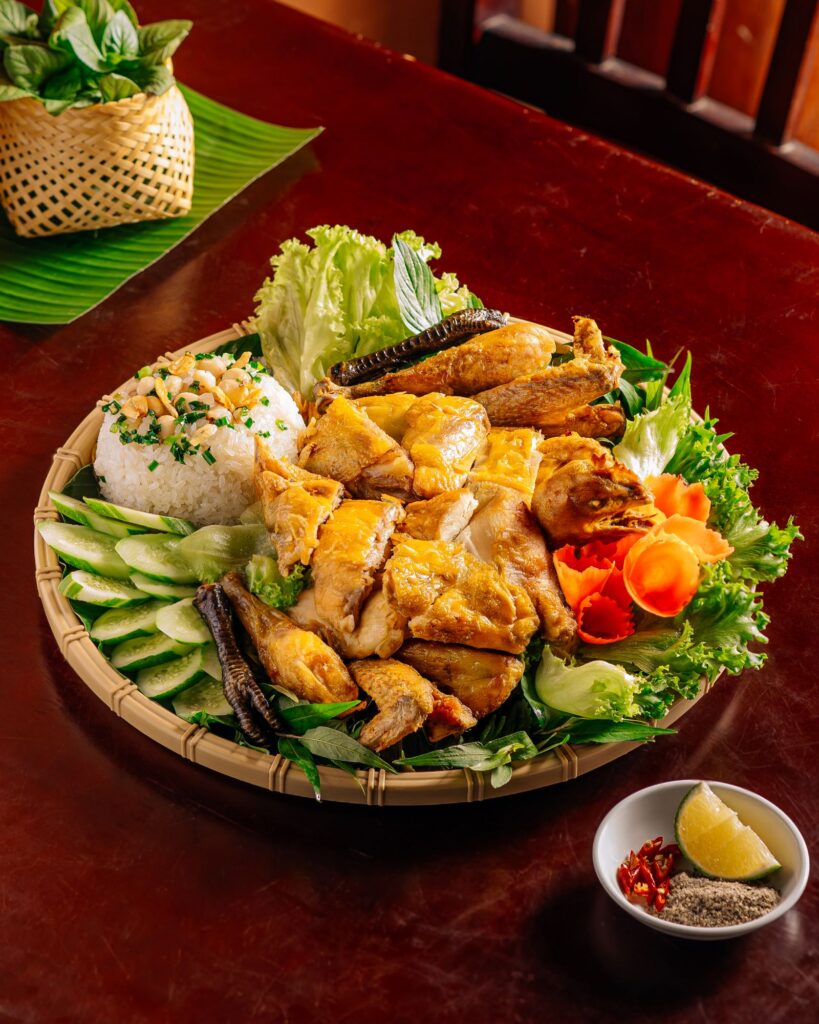 Món xôi gà truyền thống với gà chiên giòn và xôi dẻo thơm tại HAAN Boutique Resort
