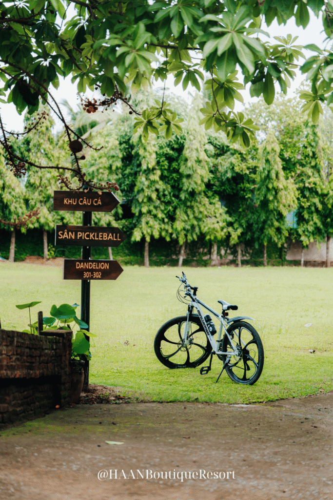 Bãi cỏ xanh trải dài tại HAAN Boutique Resort