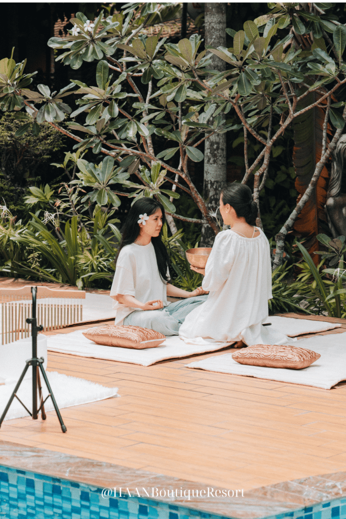 Thiền thư giãn bên hồ bơi trong kỳ nghỉ dưỡng tại HAAN Boutique Resort