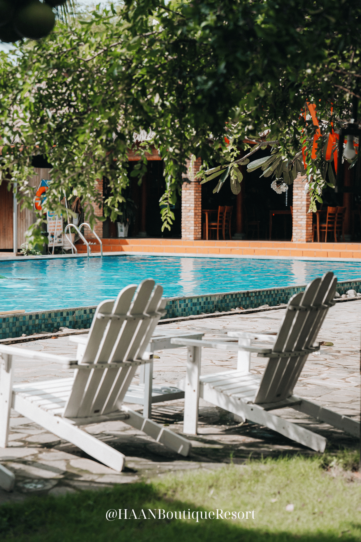 Một góc thư giãn bên hồ bơi tại HAAN Boutique Resort